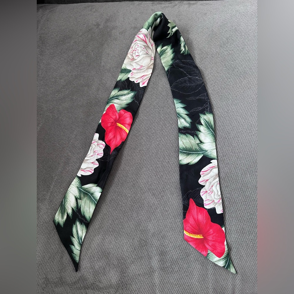 Gucci Black and Red Floral Silk Scarf - Picture 3 of 6